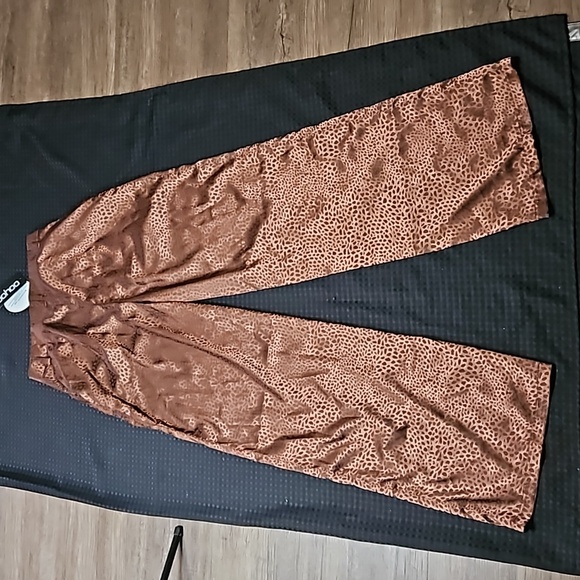 Boohoo, leopard print, satin, straight leg, chocolate brown, size 12 pants - Picture 12 of 13